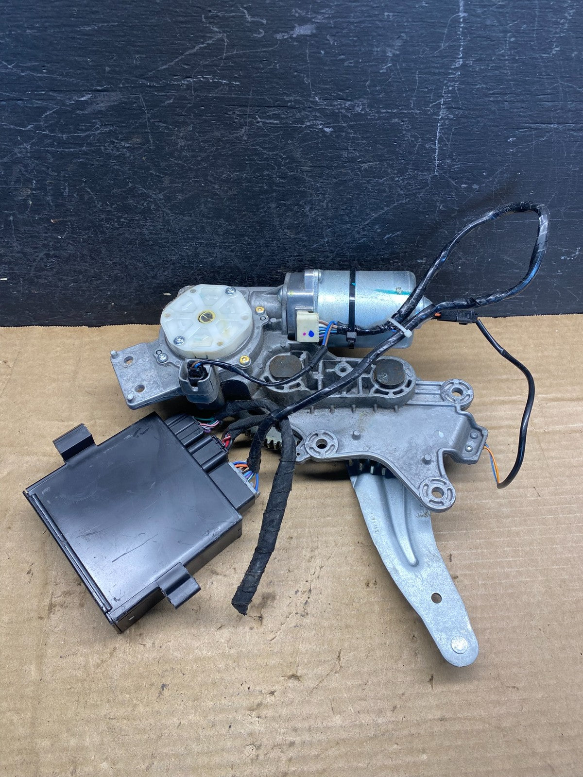 2009-2012 GMC Acadia Power Motor Liftgate Tailgate Control Module ad9852 DG0