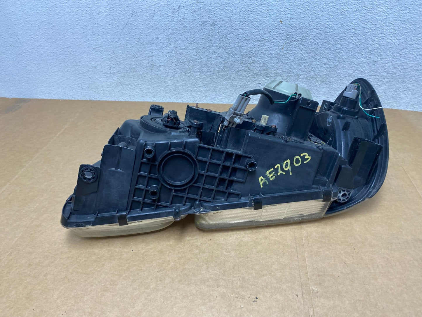 2003 to 2007 Lexus LX470 Right Passenger Side Halogen Headlight AE2903 DW9