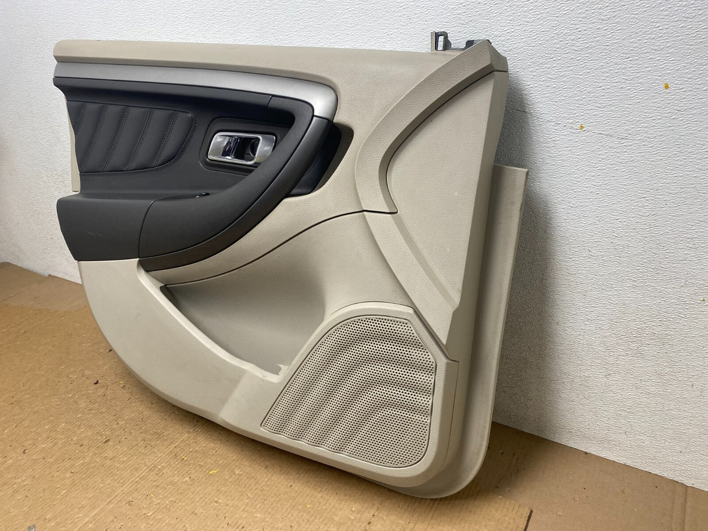2013 to 2019 Ford Taurus Front Left Side Interior Door Panel G17821