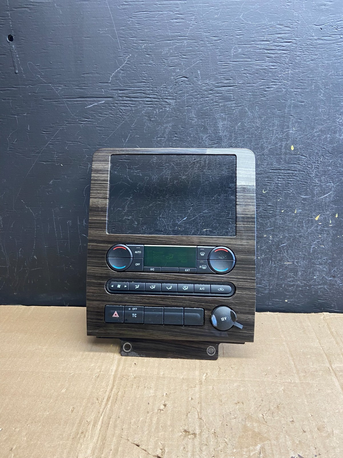 2005 to 2007 Ford Freestyle Montego Climate Control Radio Bezel Trim ae1816 DG0