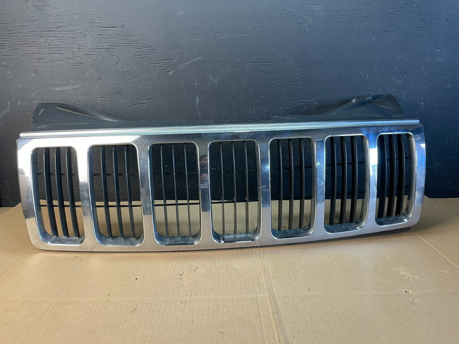2005 to 2007 Jeep Grand Cherokee Front Upper Grill Grille Aftermarket AC2169 DG0