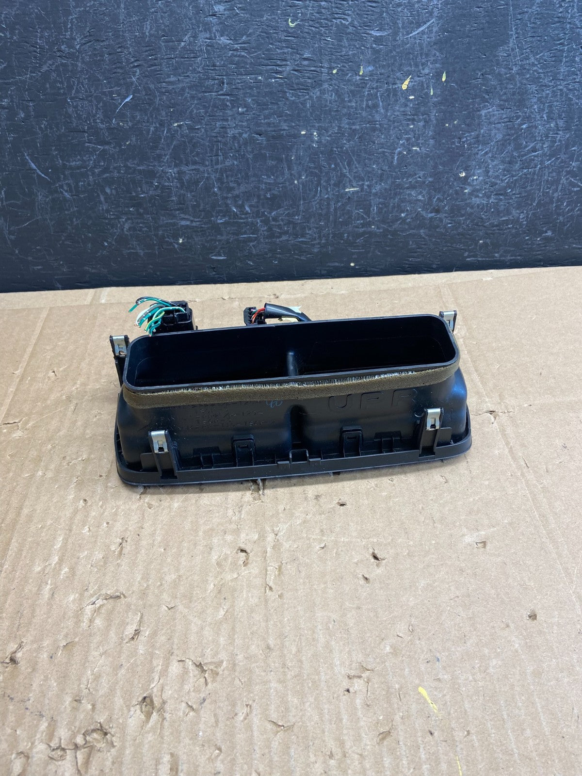 1997 to 2001 Lexus ES330 ES300 Front Center Side Air Vent AD2283 DG4