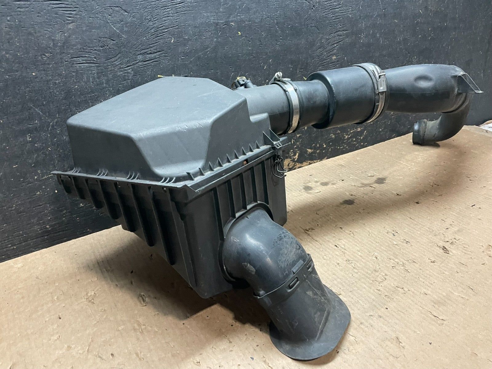 2010 to 2011 Cadillac SRX 2.8L Air Cleaner Intake Box Z3366 PS1