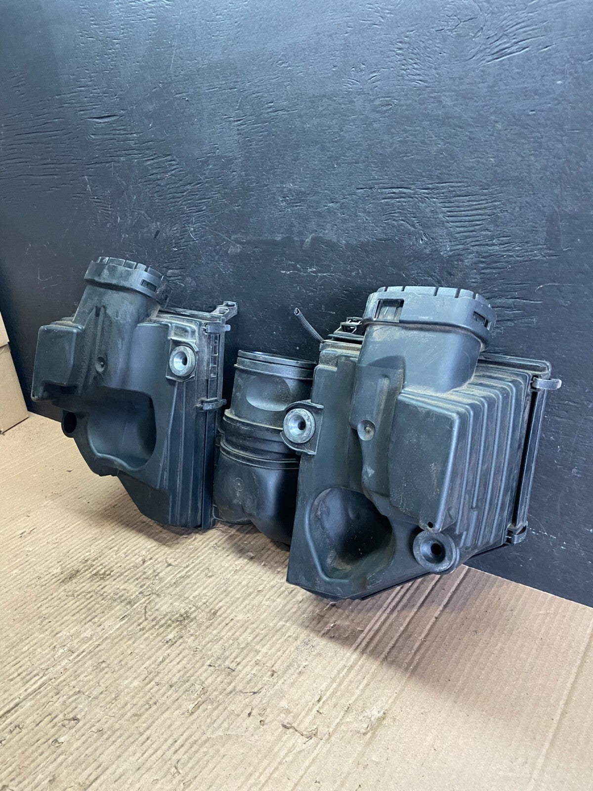 2007 to 2010 Bmw E70 X5 4.8L Engine Air Intake Filter Hosuing OEM D2767 DG15