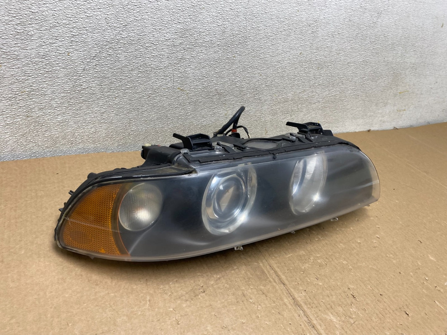 2001-2003 BMW E39 5 Series Headlight Right Passenger Side XENON OEM V0887 DW2