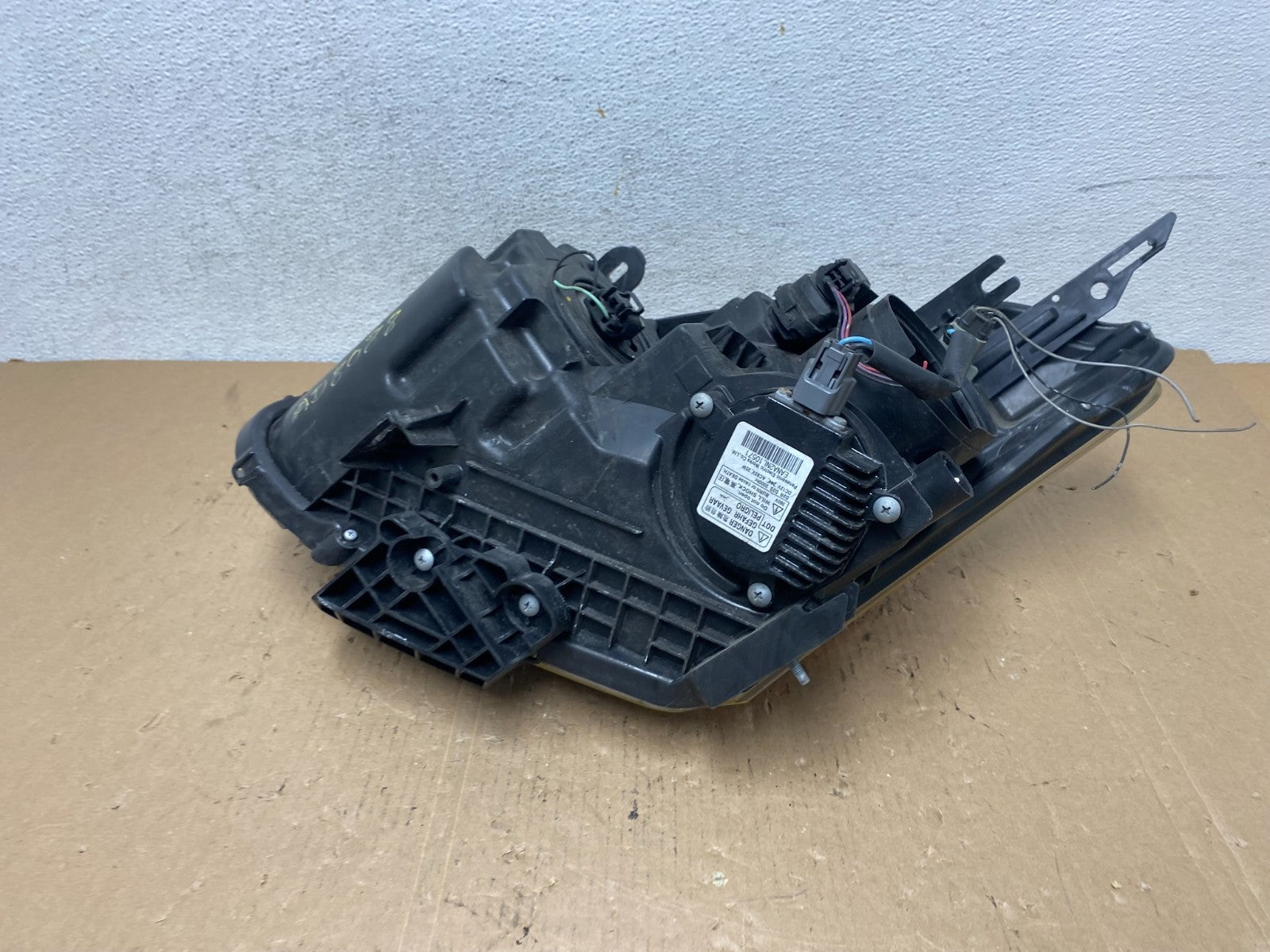 2009-2013 Nissan Rogue Right Passenger Xenon HID Headlight AD8088 DW7