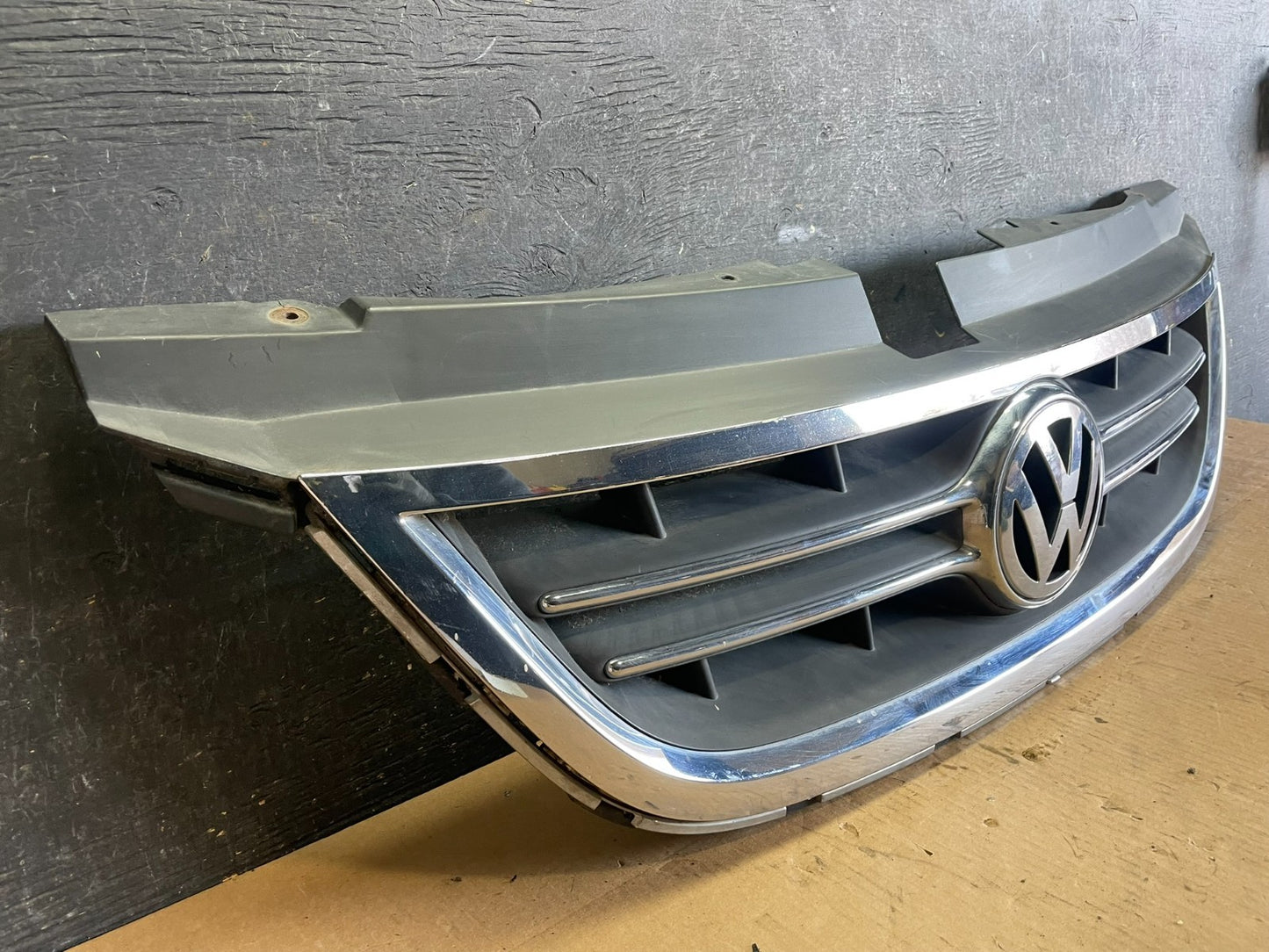 2009 to 2014 Volkswagen Routan Front Upper Grill Grille OEM AA2301 DG1