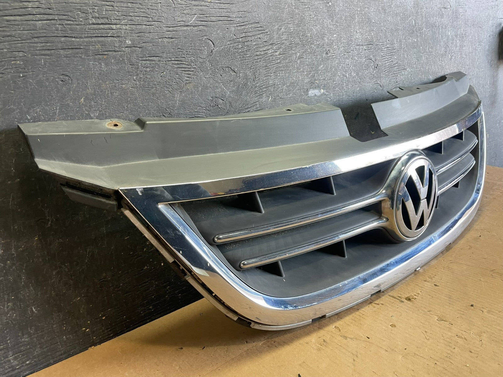 2009 to 2014 Volkswagen Routan Front Upper Grill Grille OEM AA2301 DG1