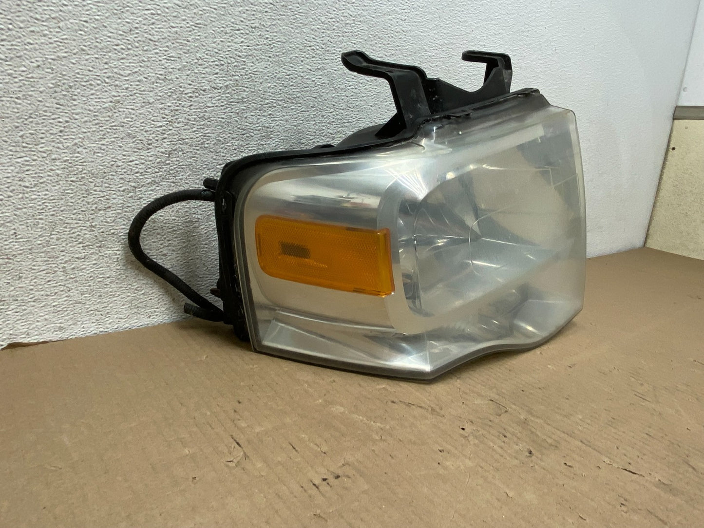 2007 to 2014 Ford Expedition Right Passenger RH side Headlight Halogen AG7960 DW1