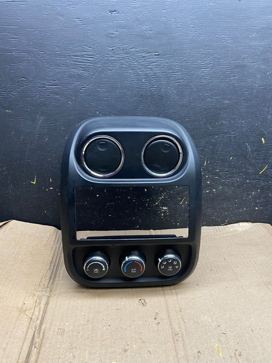 2011 to 2017 Jeep Compass Dash Climate Temperature Control Radio Bezel x5750 DG0
