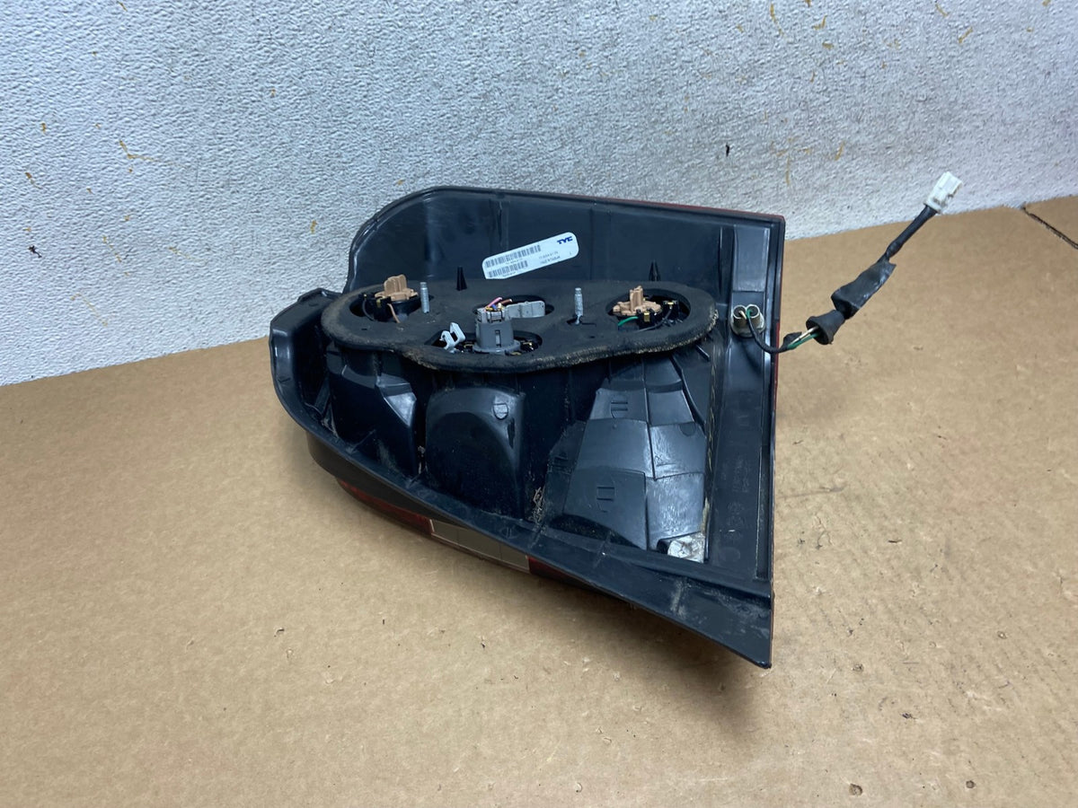 2004-2007 Toyota Highlander Left Driver LH Side Tail Light AI3336 LK4