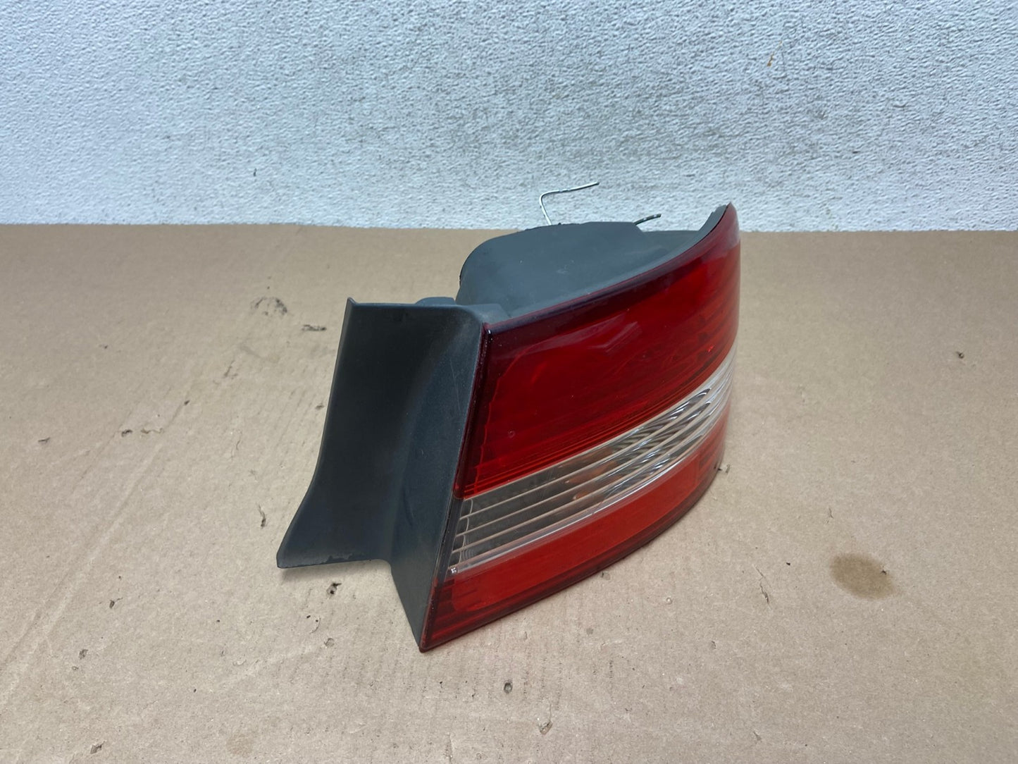 2000 2001 Lexus ES300 Outer Right Passenger RH Side Tail Light AG6674 LK2