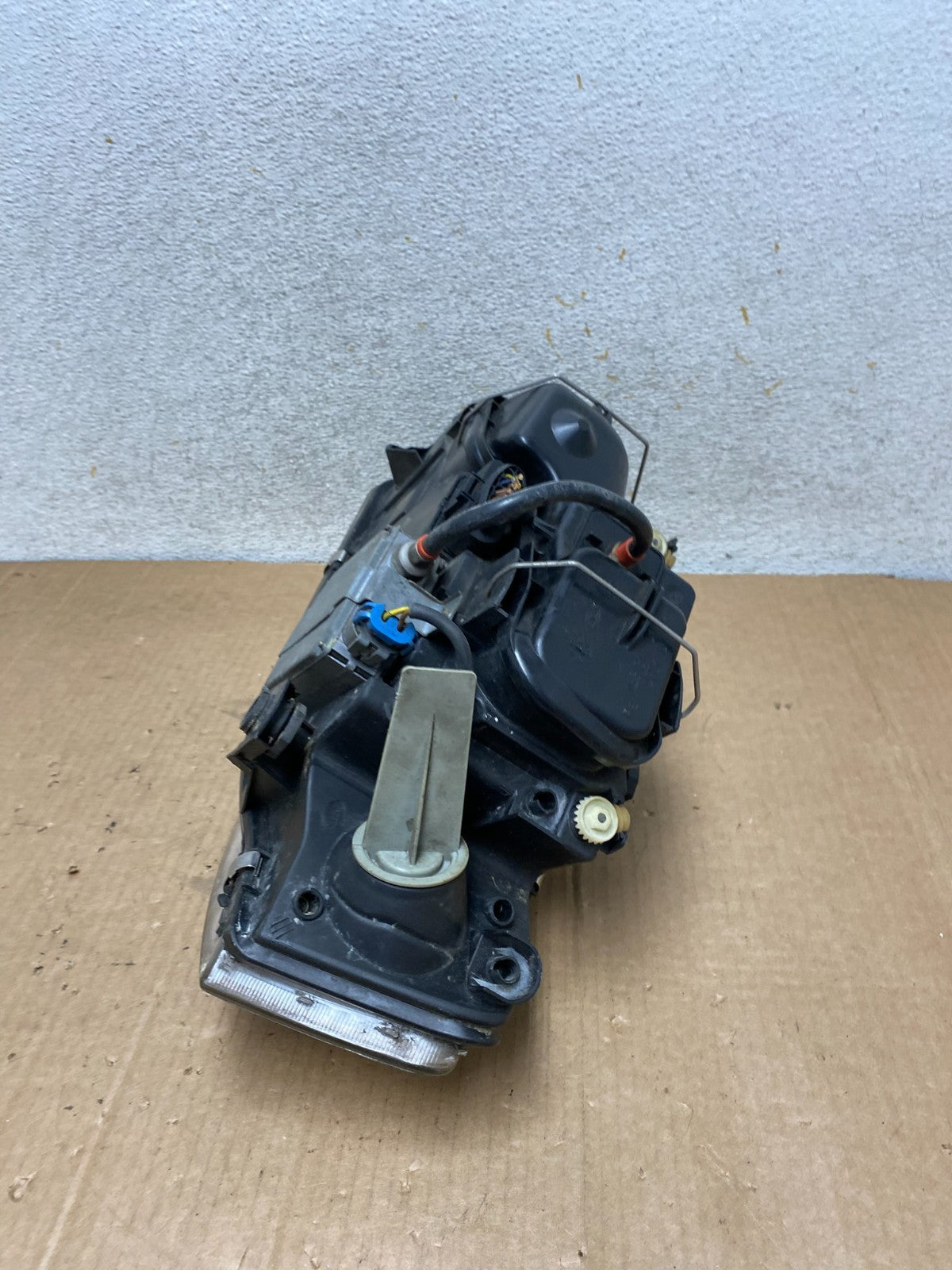 2002 to 2004 Audi A6 Right Passenger RH Side Xenon Headlight AI8811 DW6