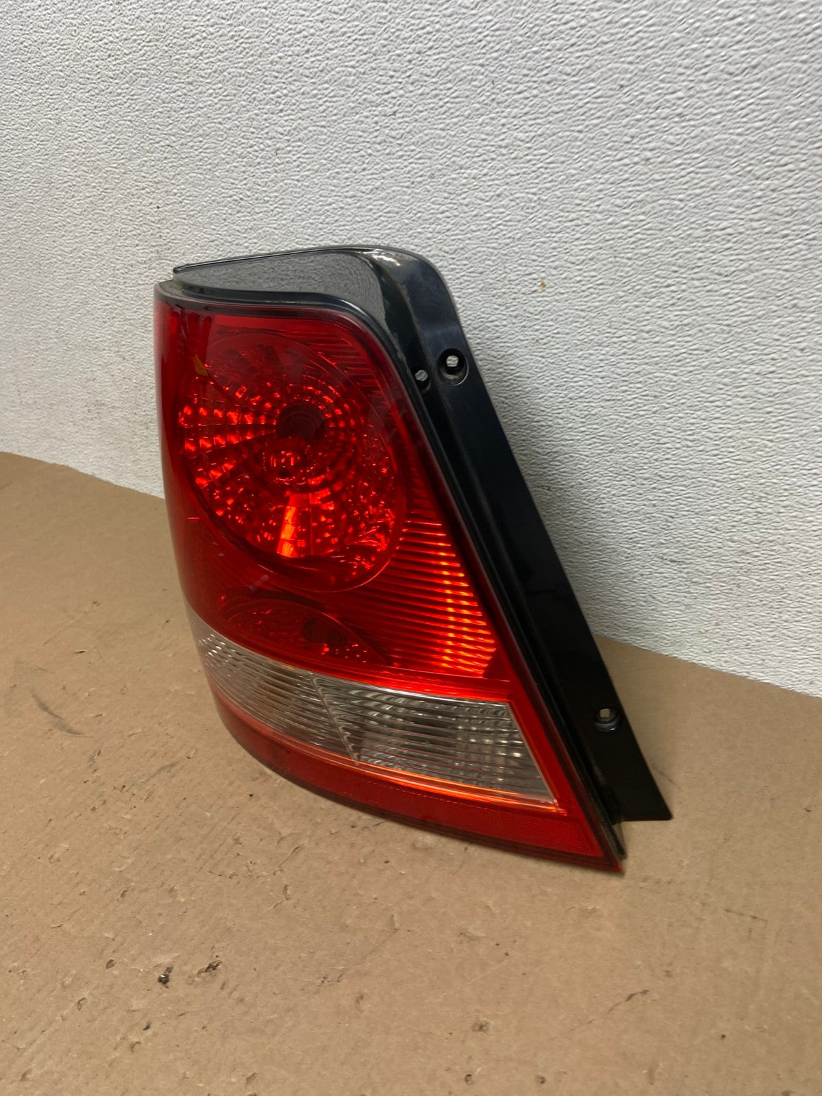 2003 to 2006 Kia Sorento Left Driver Side Tail Light AD6550 LK1