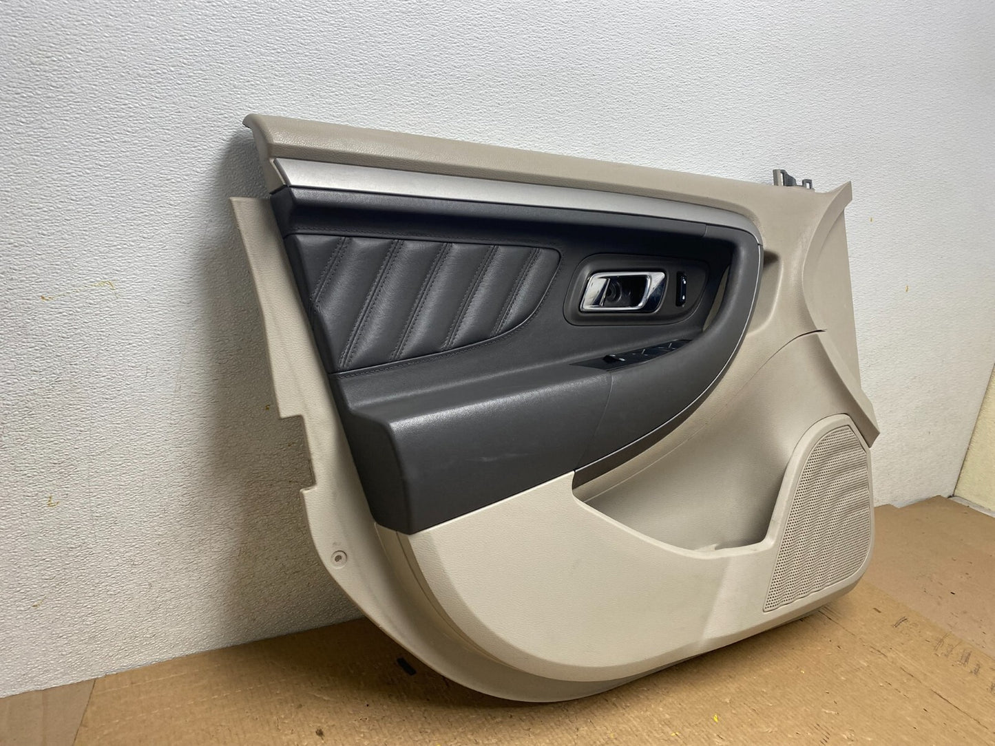 2013 to 2019 Ford Taurus Front Left Side Interior Door Panel G17822