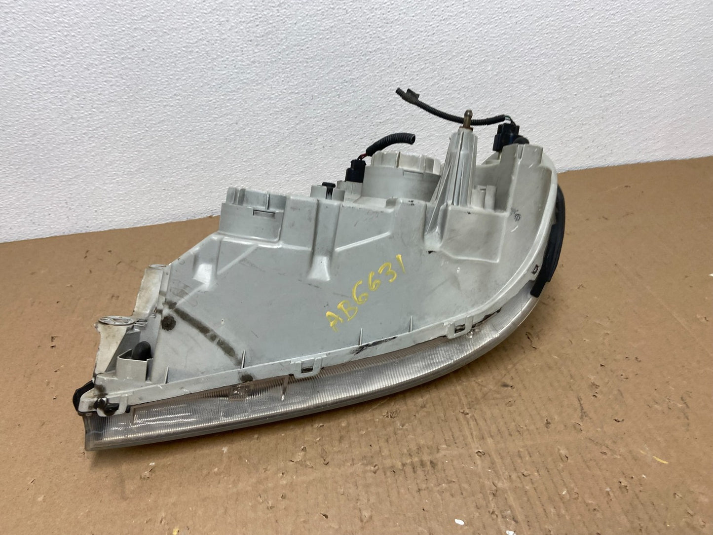 2002 to 2005 Kia Sedona Right Passenger RH Side Headlight AB6631 DG7