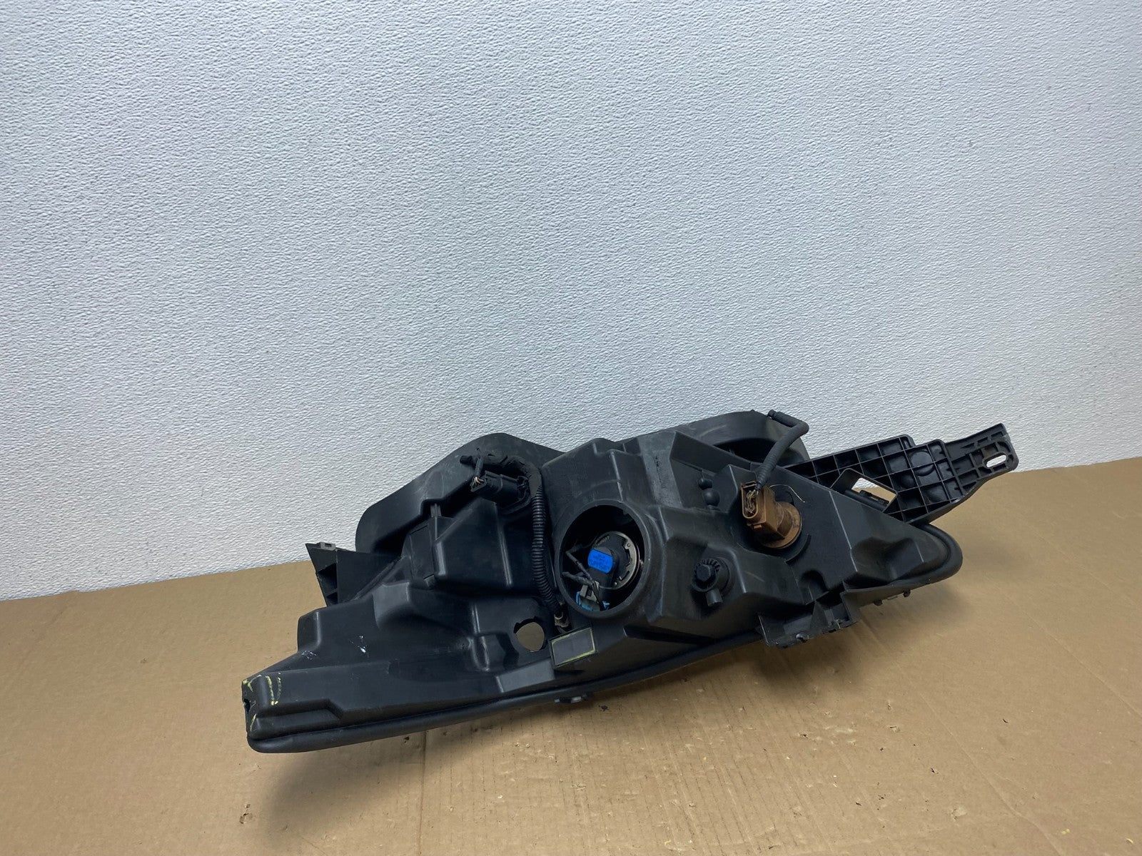 2013 to 2019 Ford Taurus Right Passenger RH Side Headlight Halogen OEM AB8142 DW8