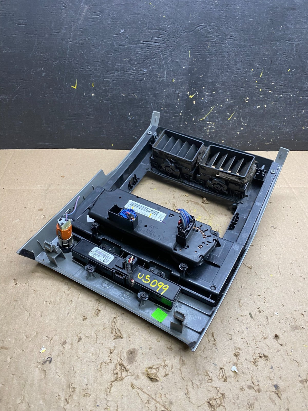 2008 to 2012 Jeep Liberty Dash Climate Temperature Control Radio Bezel u5099 DG4