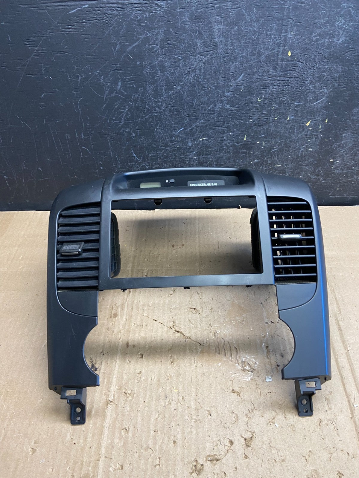 2006-2012 Hyundai Entourage Sedona Center Radio Clock Bezel Air Vent AE1975 DG0
