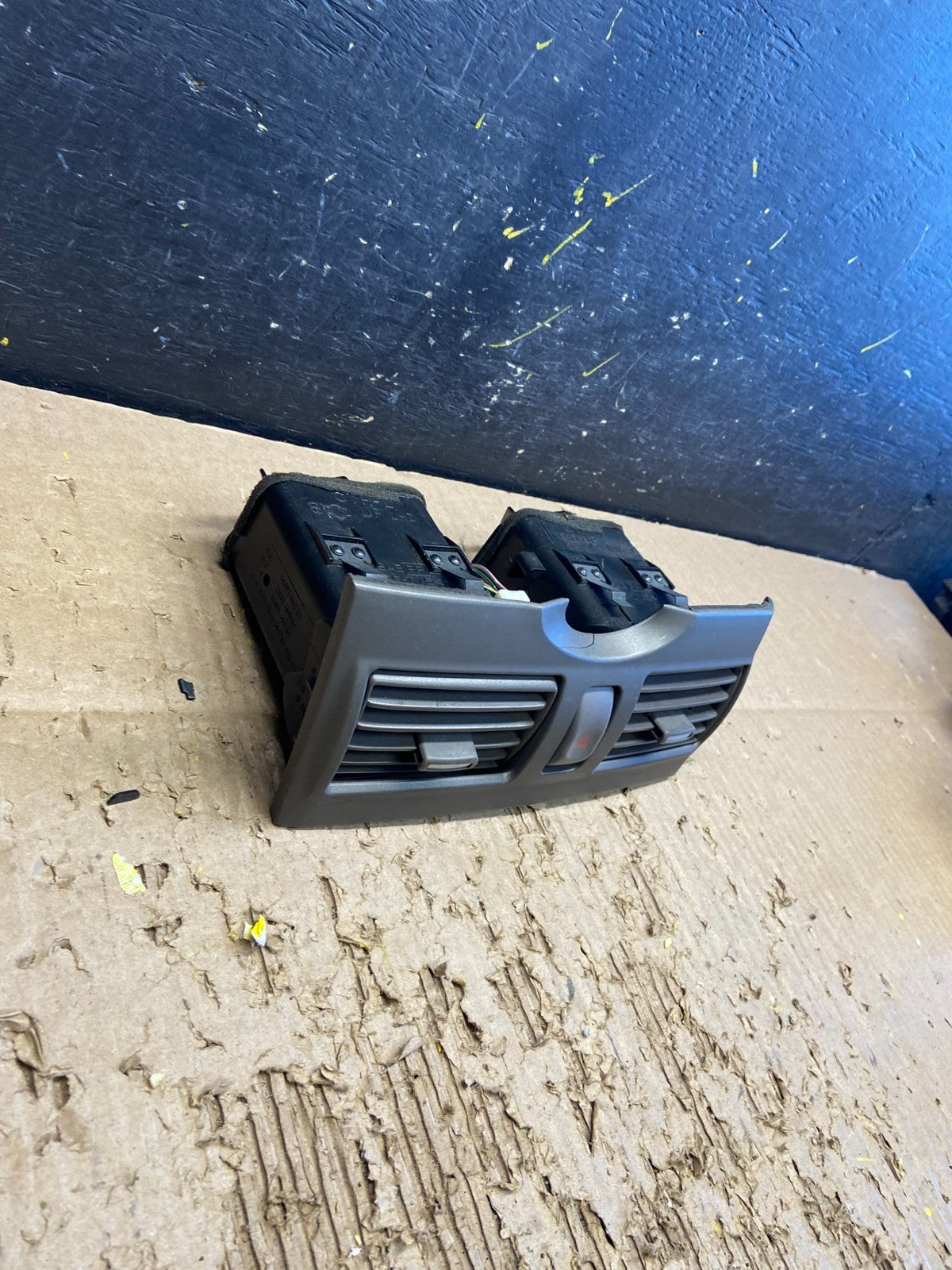 2000 2001 Infiniti I30 Center Dashboard Air Vent OEM v7892 DG2
