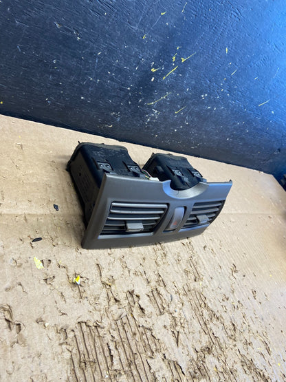 2000 2001 Infiniti I30 Center Dashboard Air Vent OEM v7892 DG2