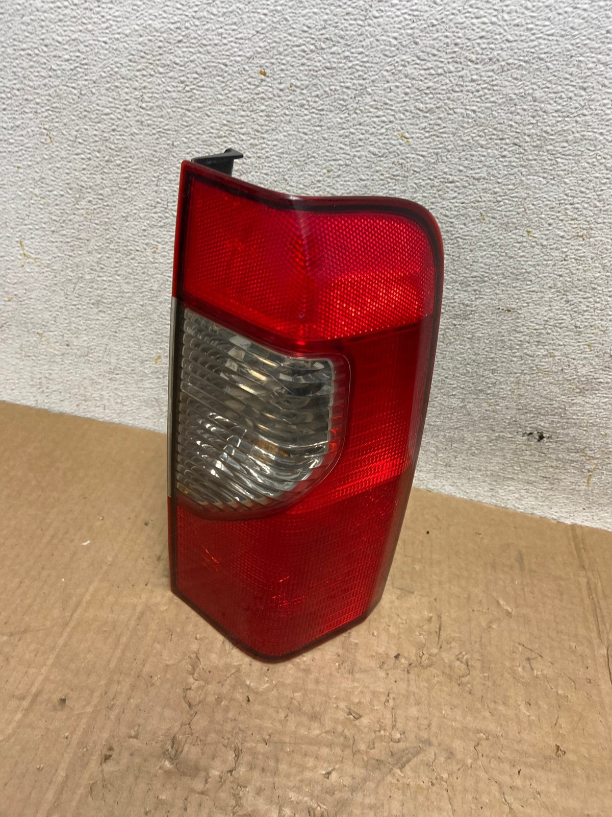 2002 2003 2004 Nissan Xterra Right Passenger RH Side Tail Light AI5525 LK0
