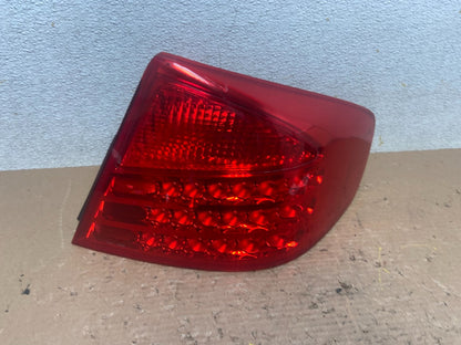 2003 to 2004 Infiniti G35 Right Passenger Rh Side Tail Light OEM R1033 DW0