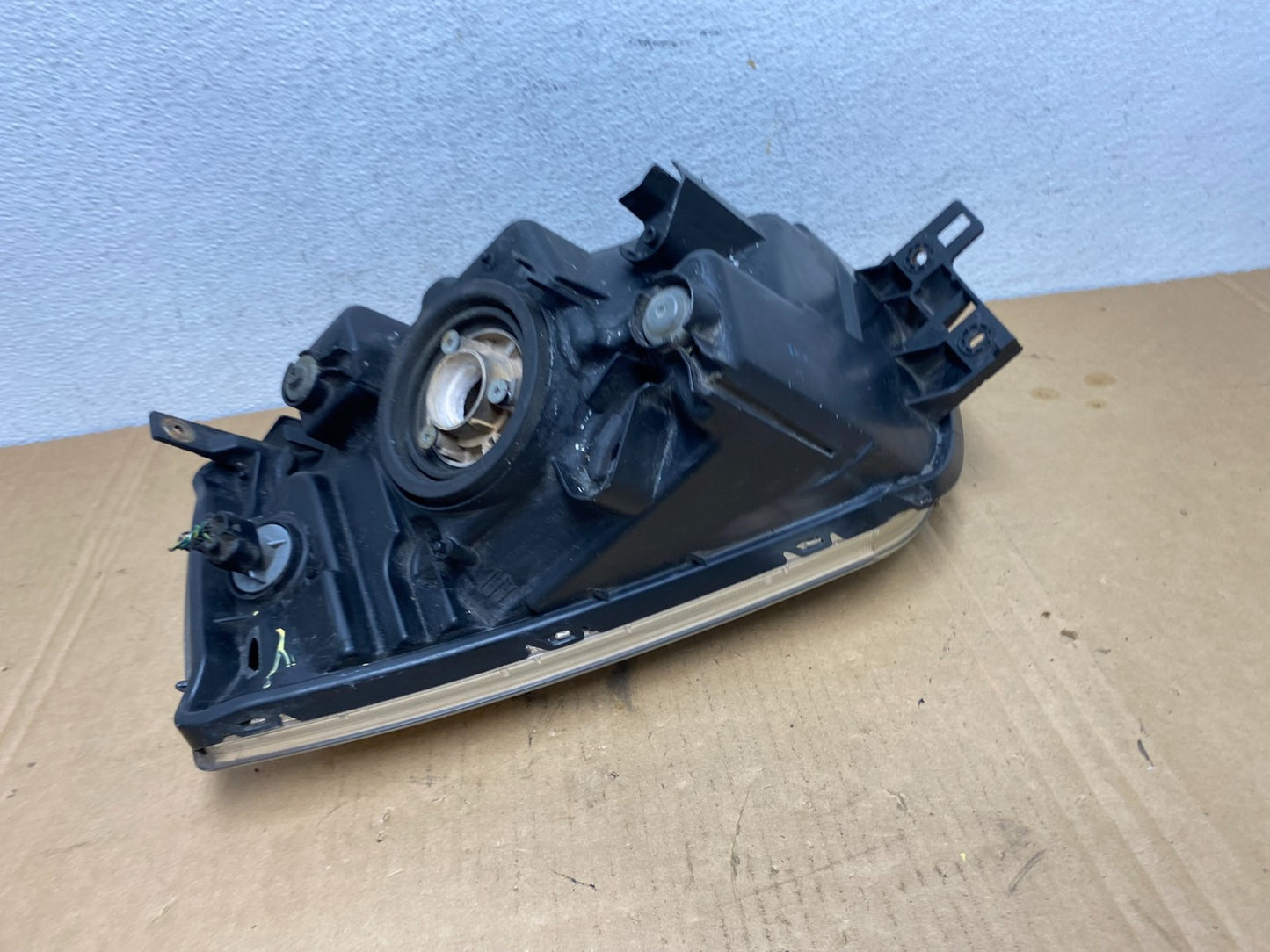 2004 - 2011 Mitsubishi Endeavor Headlight Right Passenger Rh Side AD2681 DW7