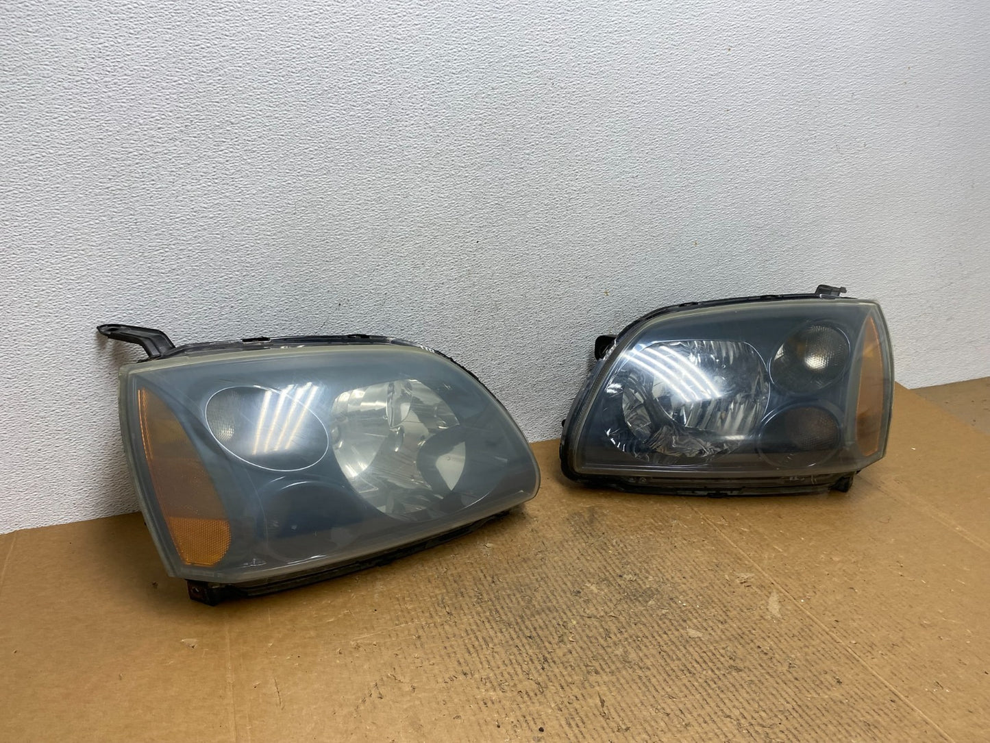 2004 to 2009 Mitsubishi Galant Left+Right Headlights Halogen AE1618 DW2