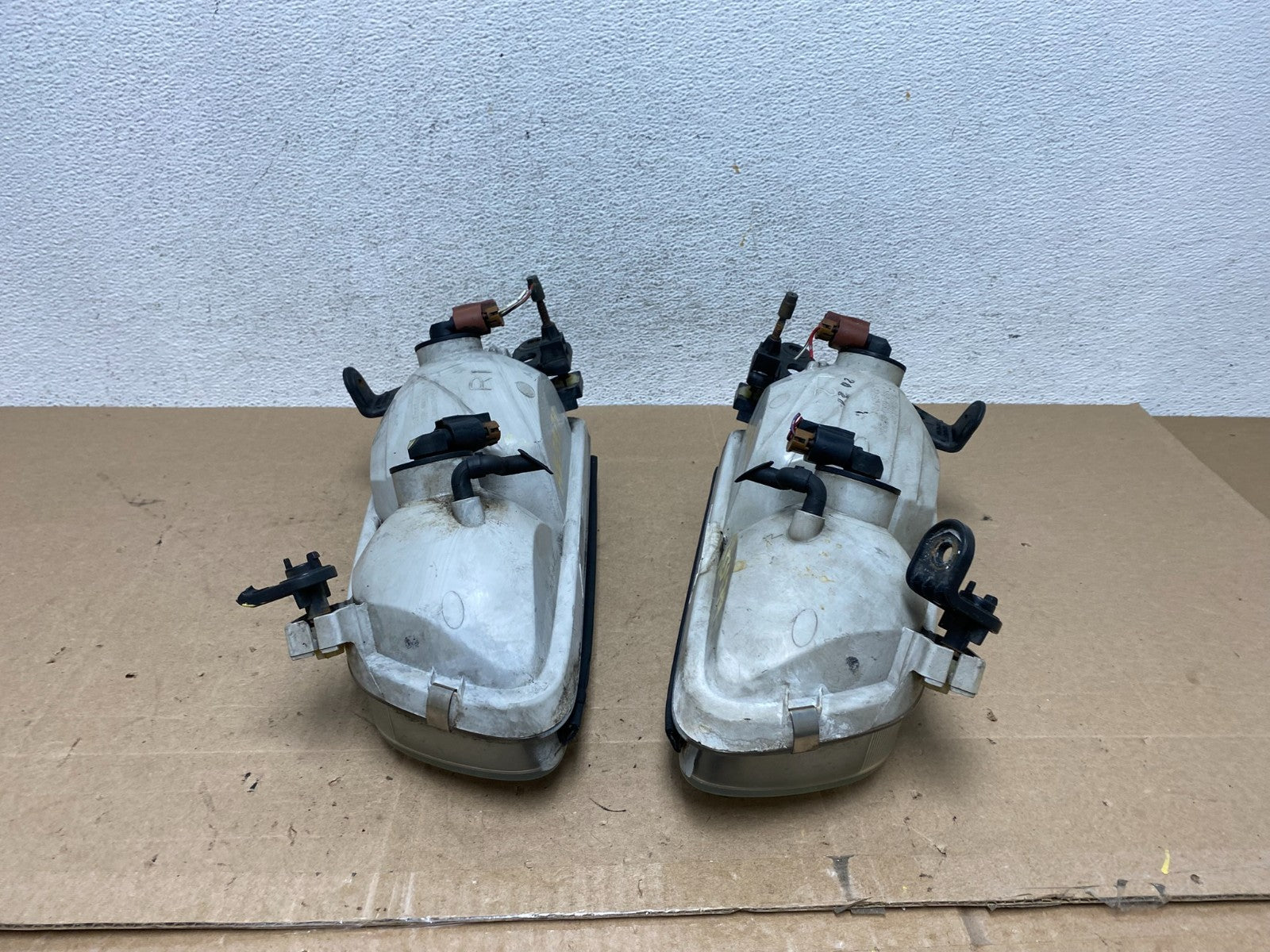 2000 to 2001 Toyota Camry Front Left+Right Side Headlights AE5979 DW9