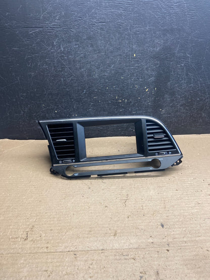 2017-2019 Hyundai Elantra Center Radio Climate Control Air Vent Bezel ah5400 DG0