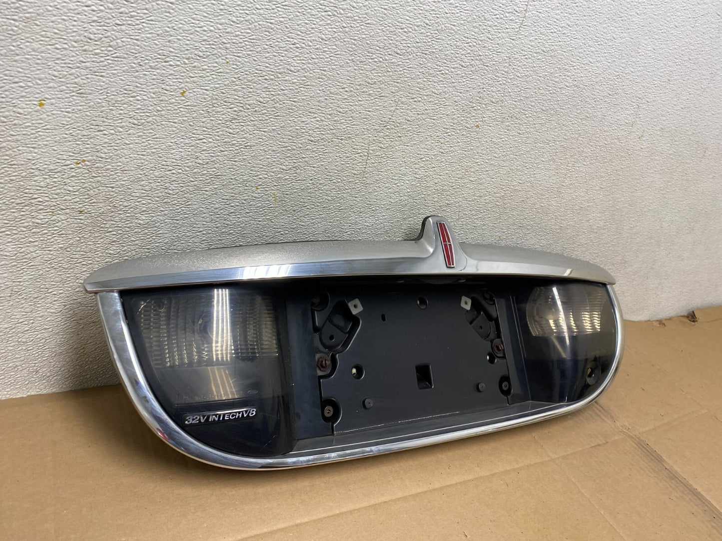 1999-2002 Lincoln Continental License Plate Panel Backup Lights Trim g68402