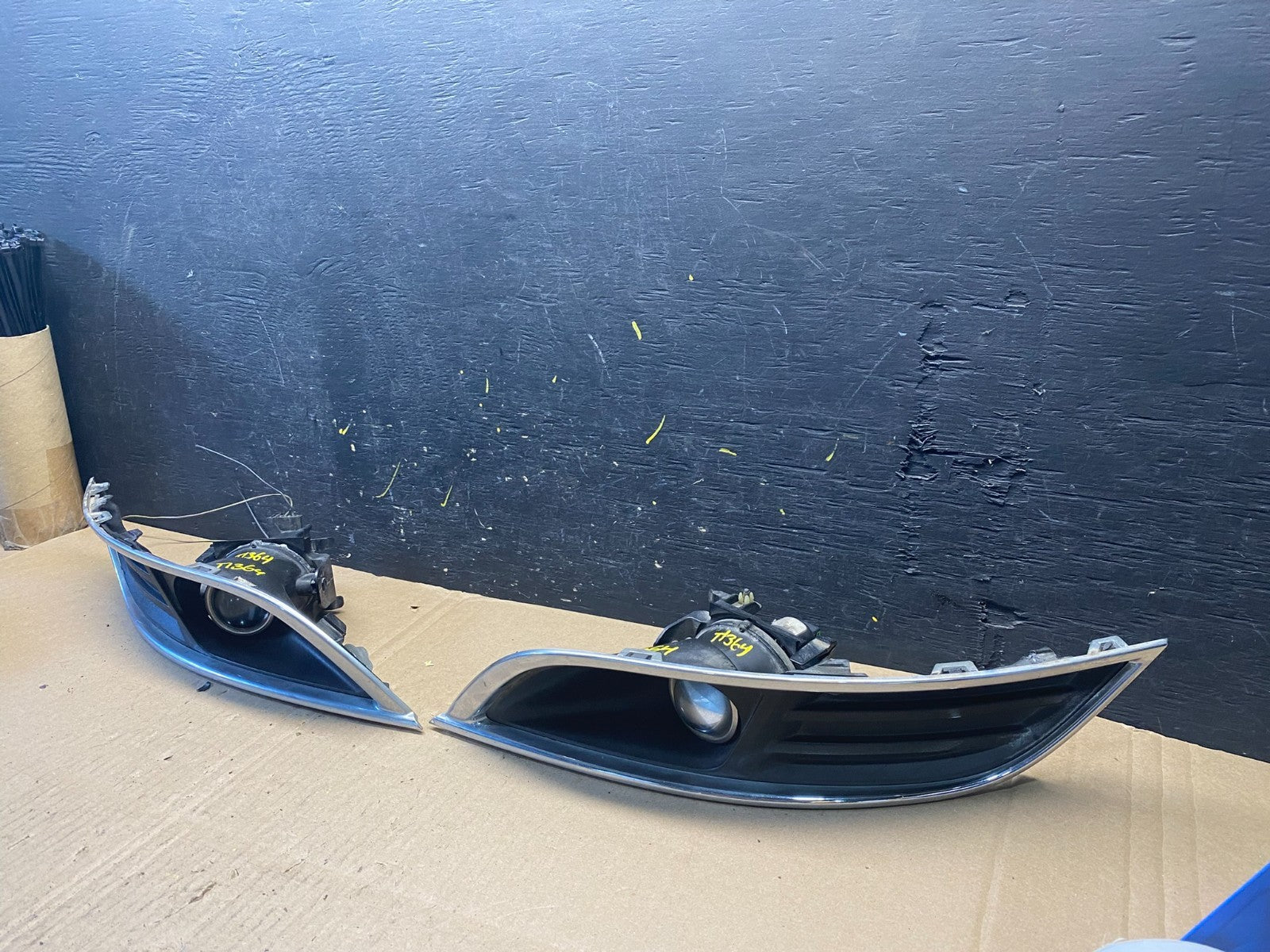 2013 to 2016 Lincoln MKT Left+Right Set Front Fog Light Bezel t1364 DG2