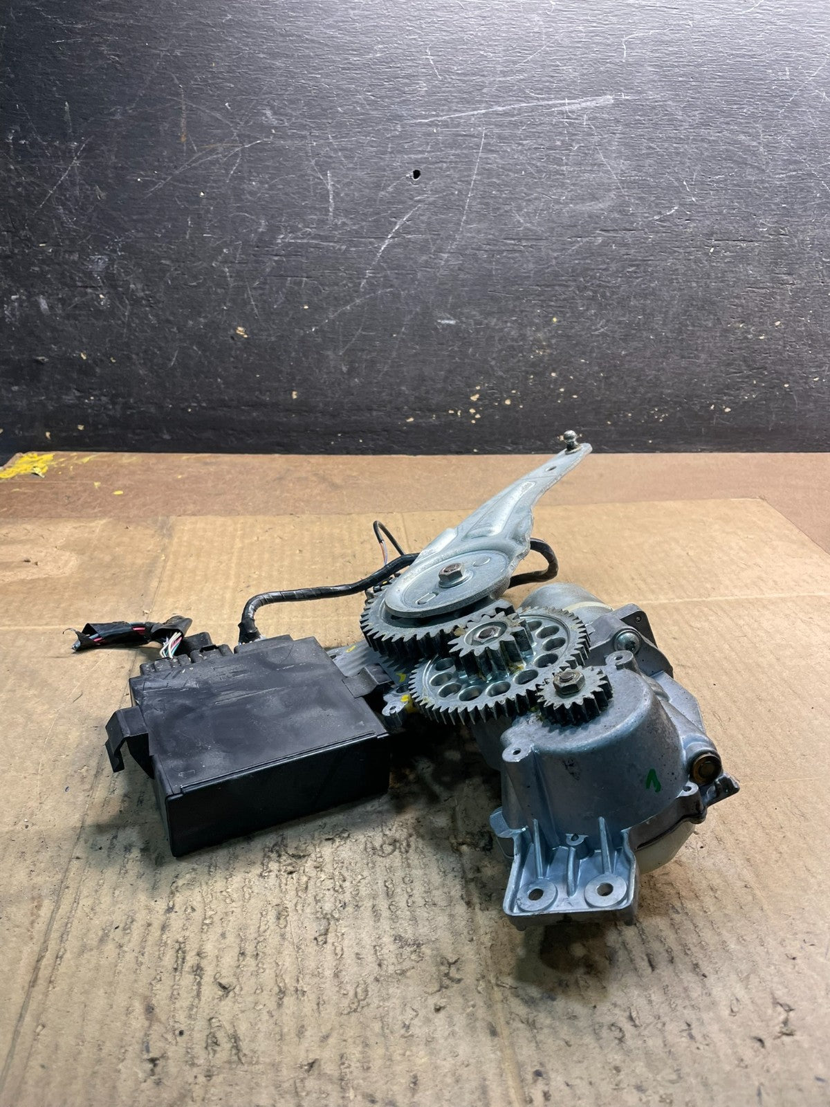 GMC Acadia Yukon Tahoe  Rear Trunk Liftgate Power Motor Actuator OEM y7386 DG4