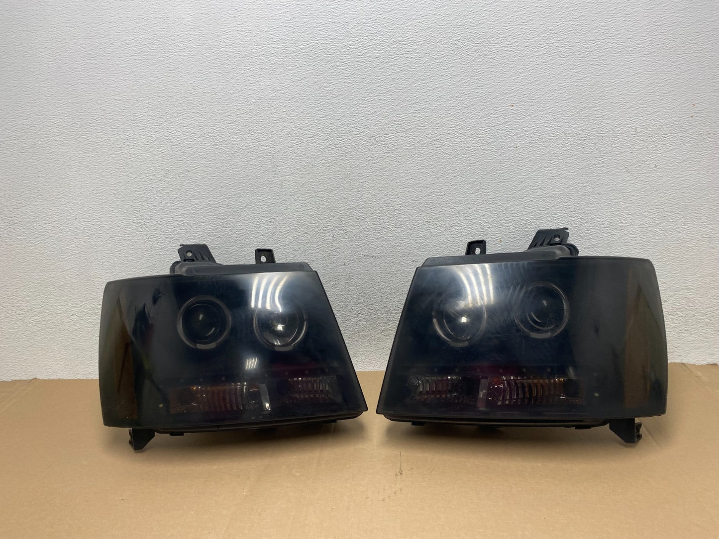 2007 to 2013 Chevrolet Suburban Tahoe Left+Right Set Black Headlights AE7137 DG0