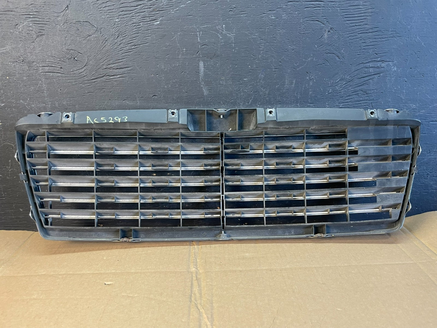 1996 to 1999 Mercedes Benz E320 Front Upper Grill Grill 2108880123 ac5294 DG3
