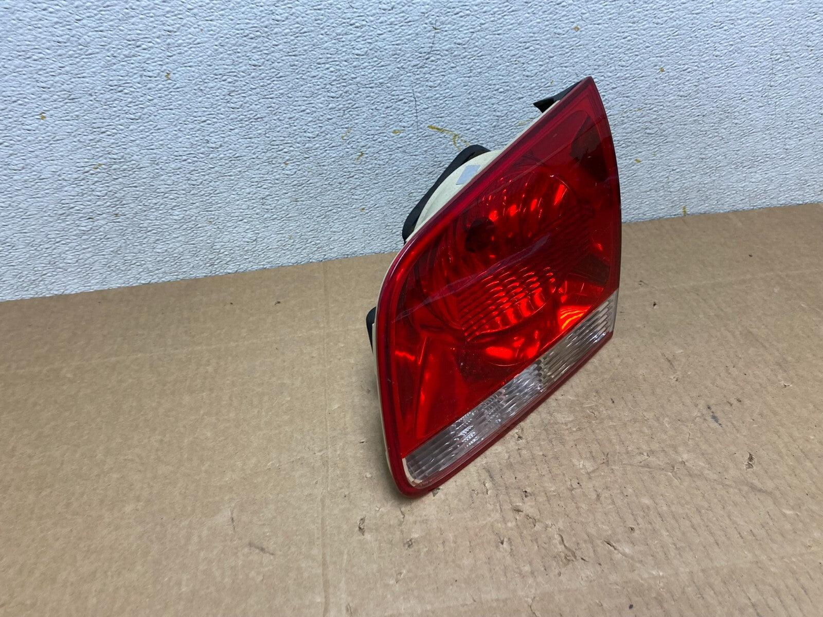 2004-2007 Volkswagen Touareg Right Passenger Rh Side Inner Tail Light Oem O73782