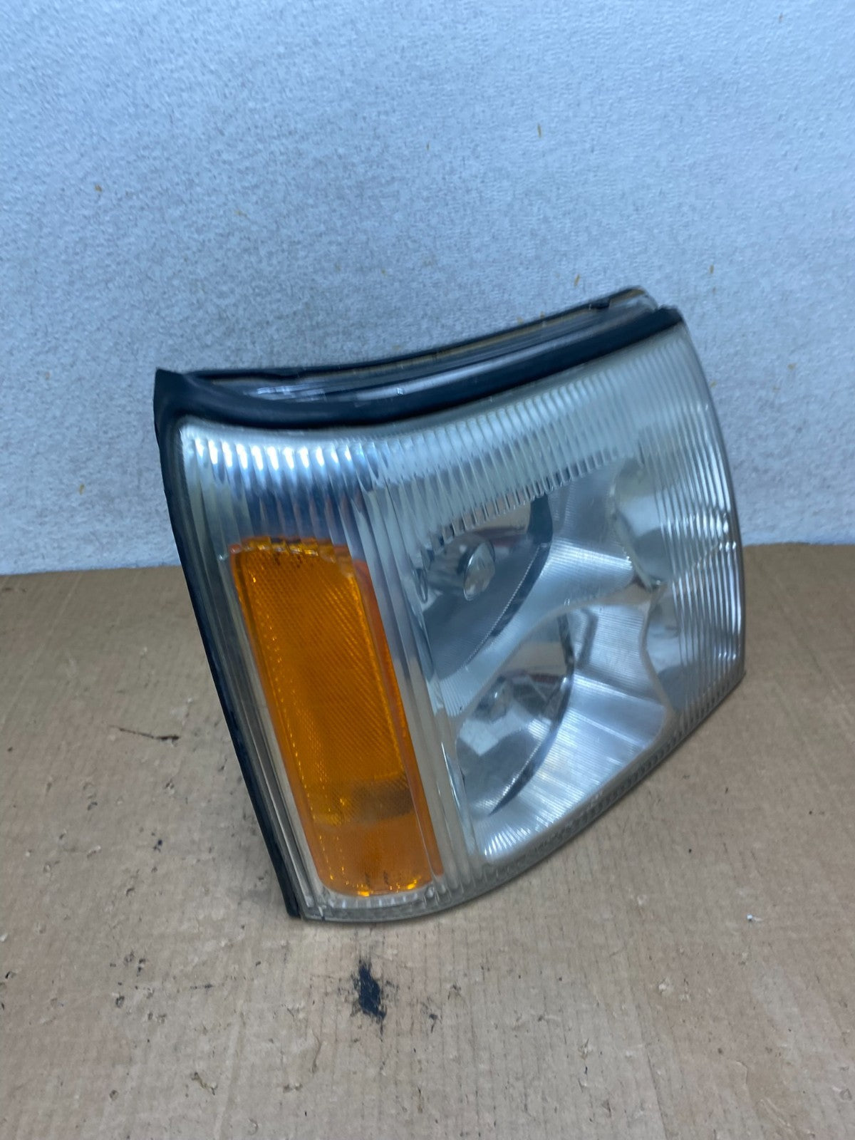 2002-2006 Cadillac Escalade Right Passenger Side Xenon HID Headlight AI89392