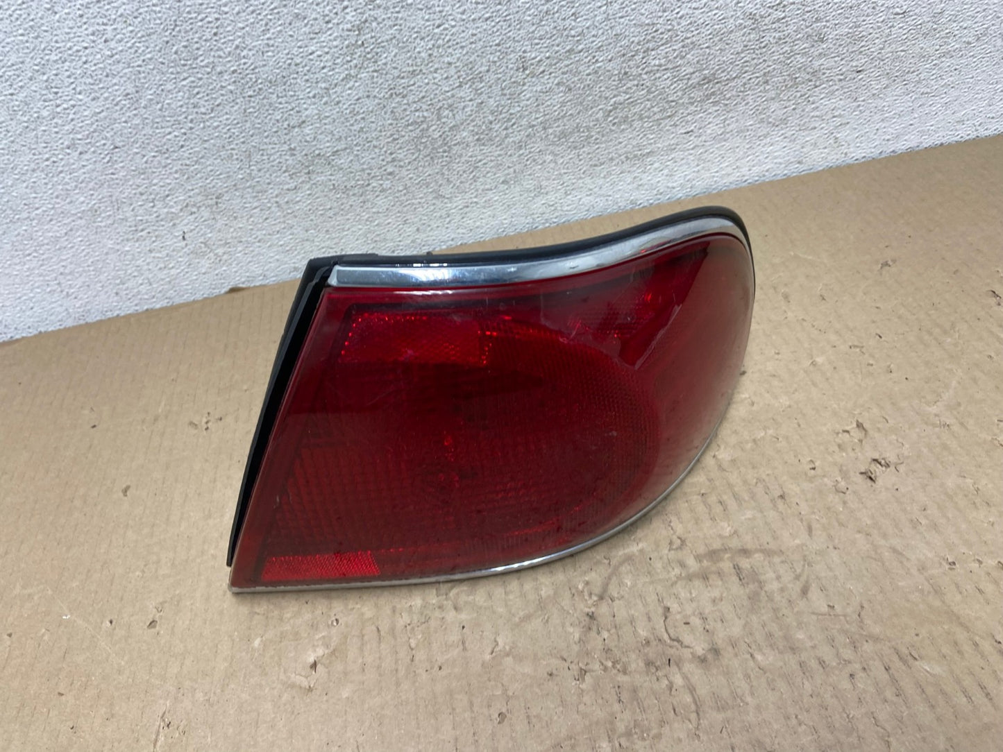 2000 to 2005 Buick Lesabre Right Passenger RH Side Tail Light AG5958 LK0