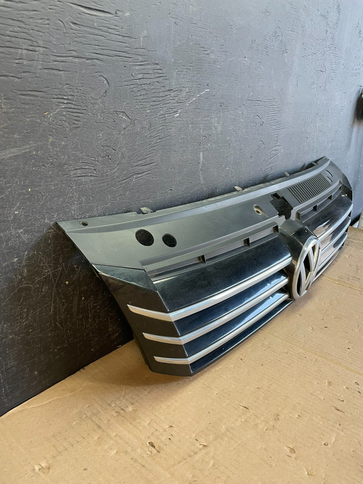 2016 to 2018 Volkswagen Passat Front Upper Grill Grille AD8576 DG2