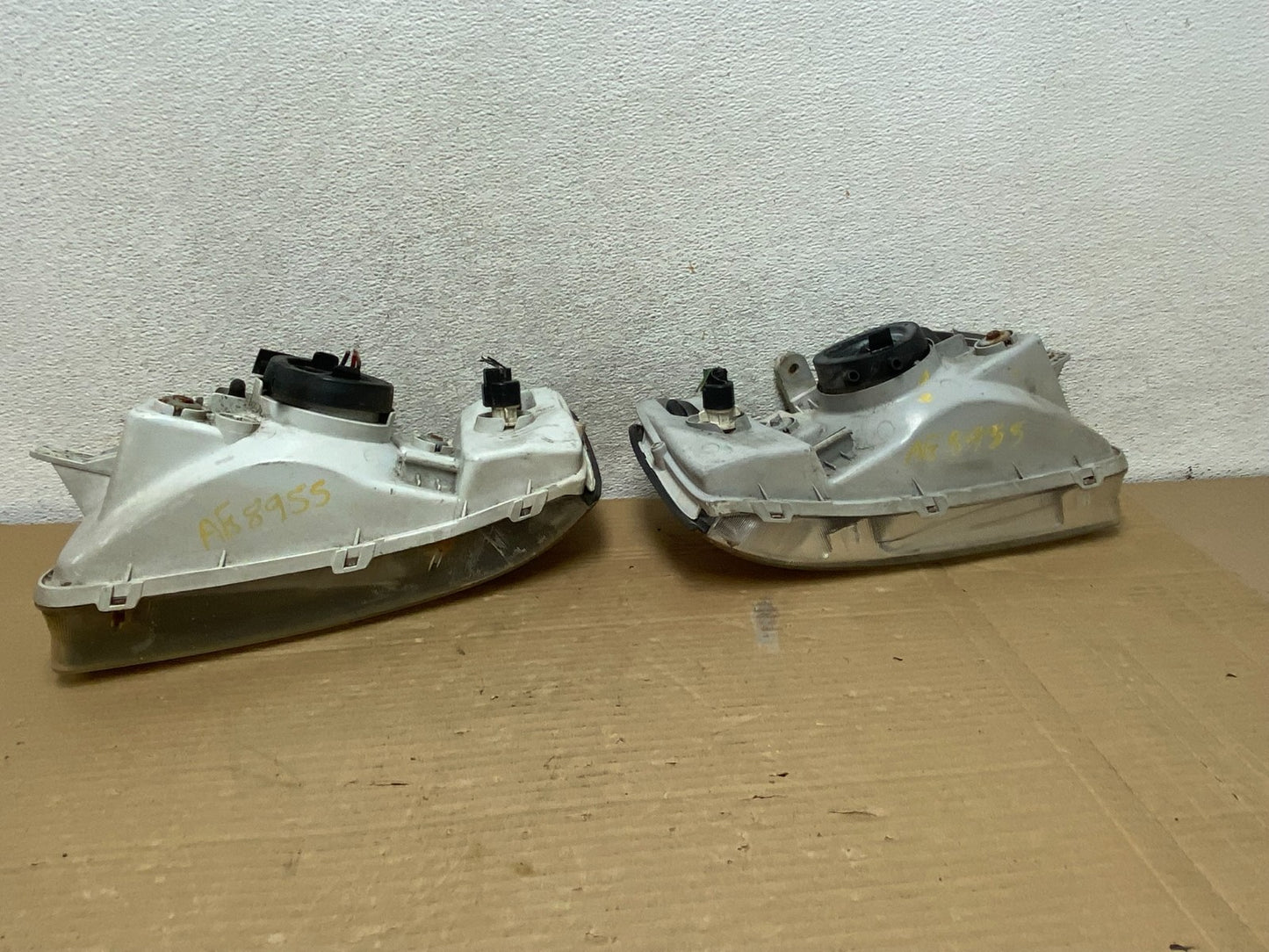 2000 to 2002 Hyundai Accent Left+Right Halogen Headlights AG8955 DW8
