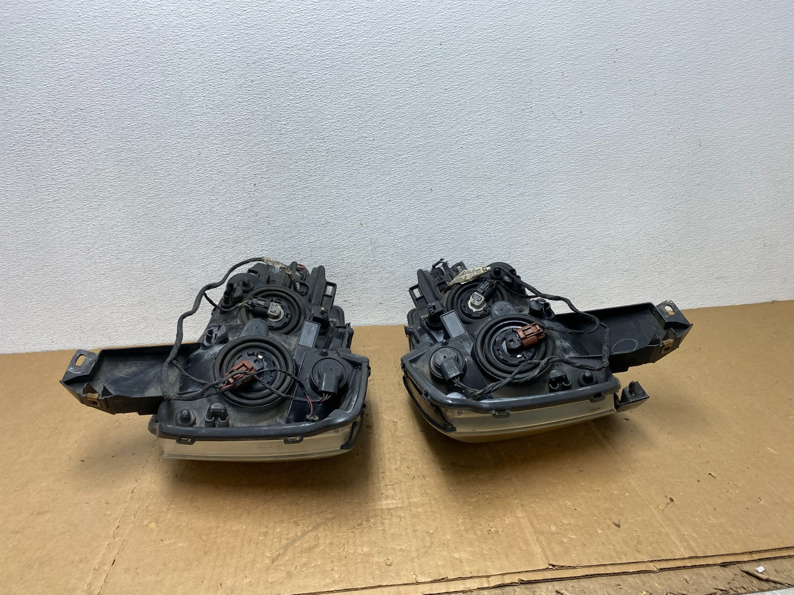 2004 to 2007 Nissan Armada Left+Right Side Set Headlights AD1380 DW12