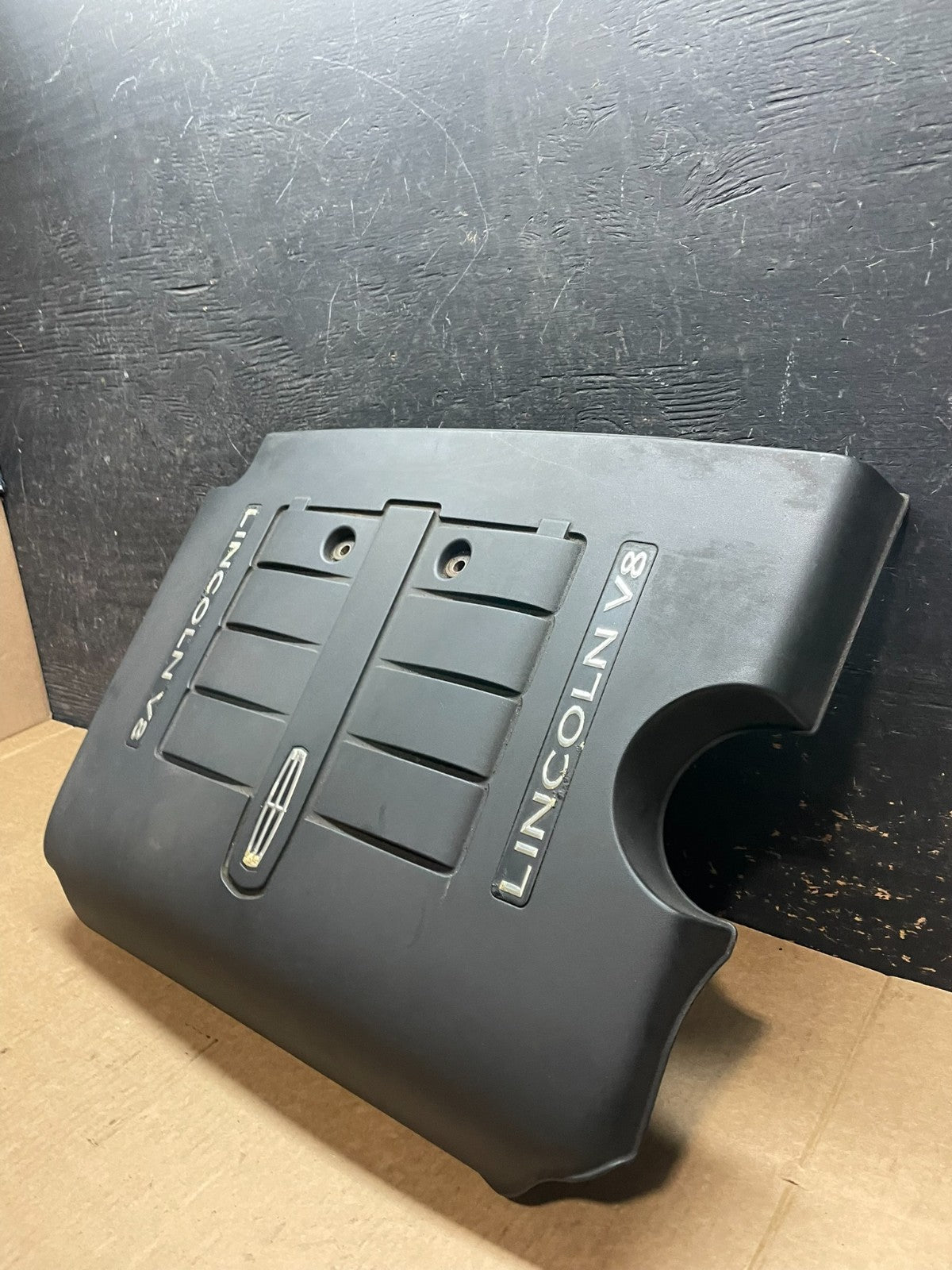 2002 to 2004  Lincoln Navigator 5.4L V8 Engine Motor Cover y9489 DG2