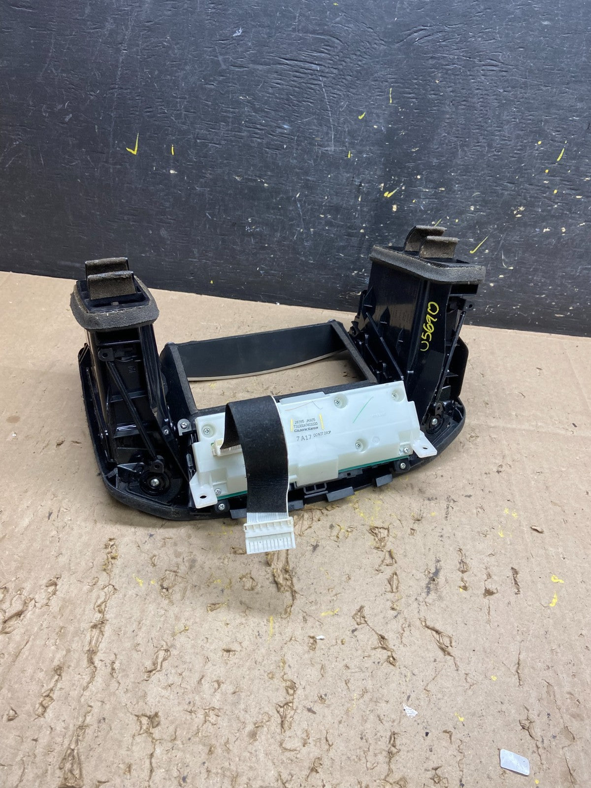 2007 - 2008 Infiniti G35 EX35 Radio Player Screen Panel Bezel U5690 DG5