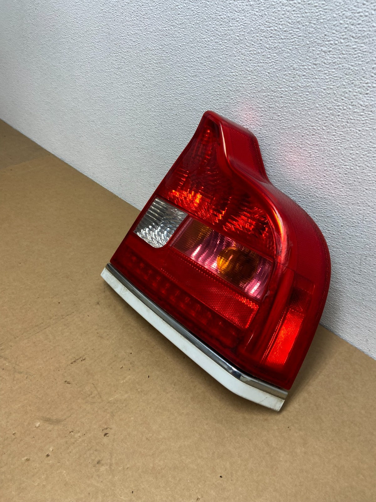 2004 - 2006 Volvo S80 Right Passenger RH Side Tail Light AC1721 DG1