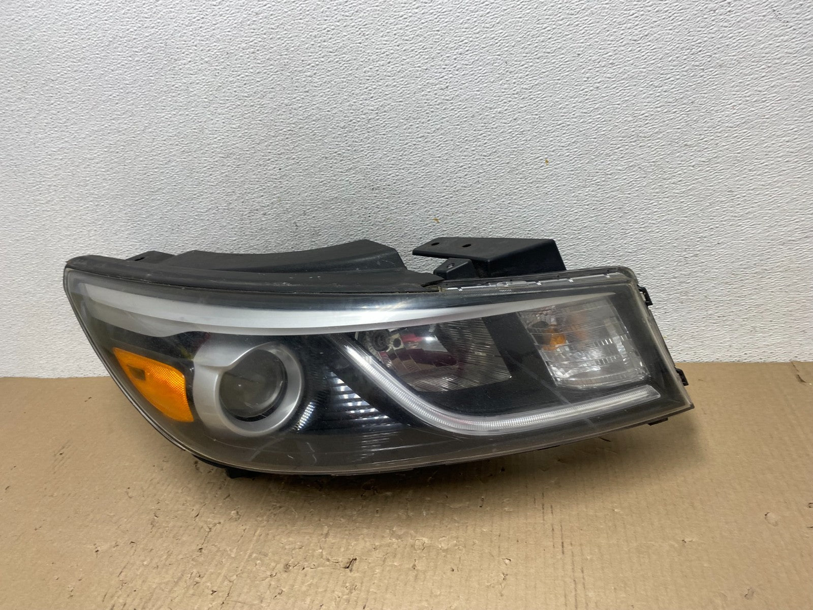 2015-2018 Kia Sedona Right Passenger RH Side Headlight Halogen AE9785 DW0