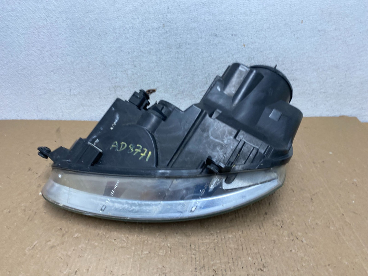2005 - 2010 Volkswagen Jetta Right Passenger RH Side Headlight Halogen AD8771 DW8
