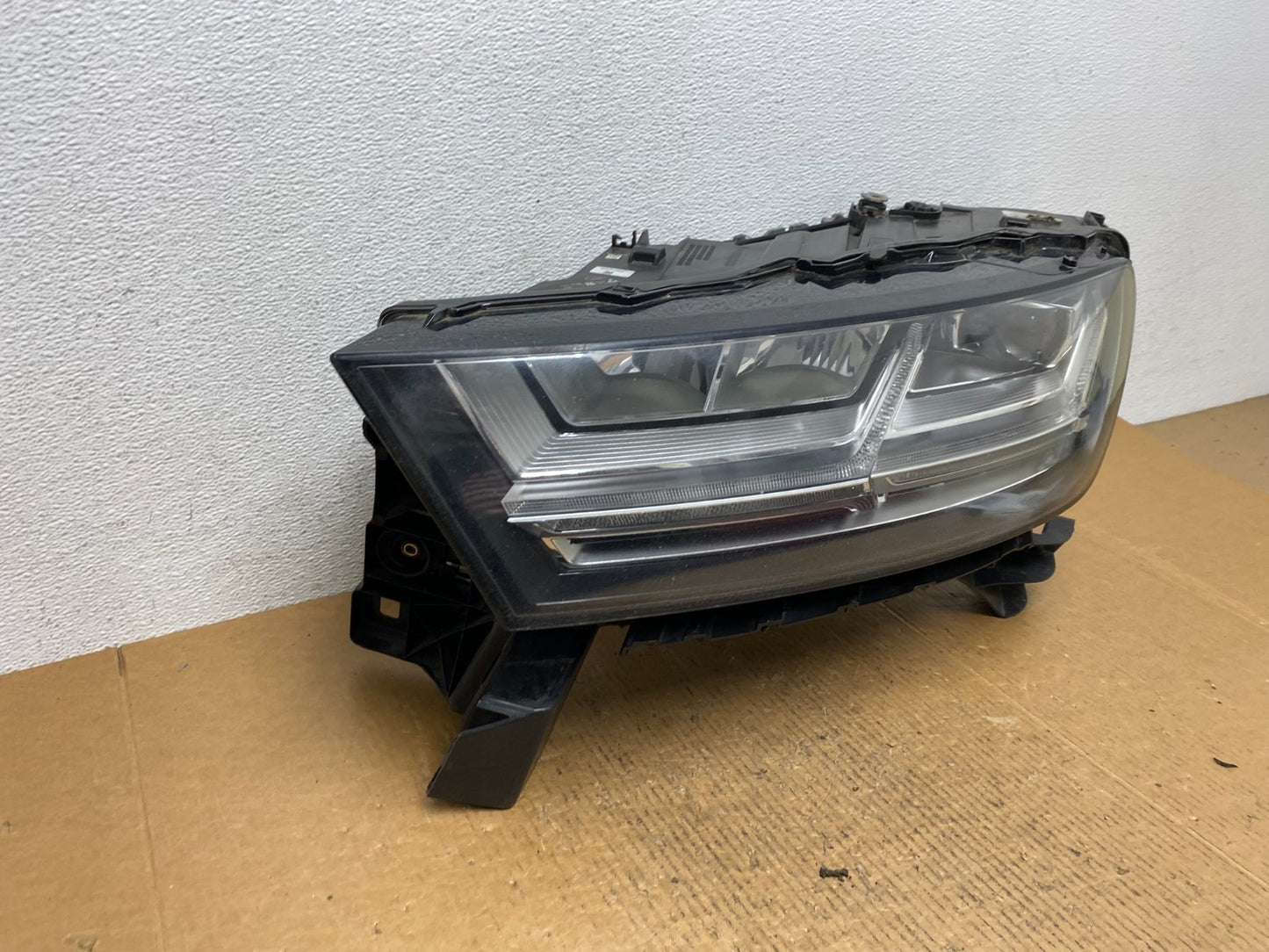 Complete! 2017 to 2019 Audi Q7 Left Driver Side Headlight AE12182