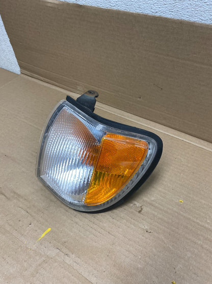 1999-2004 Nissan Pathfinder Front Left Driver Turn Signal Oem O2434 DW1