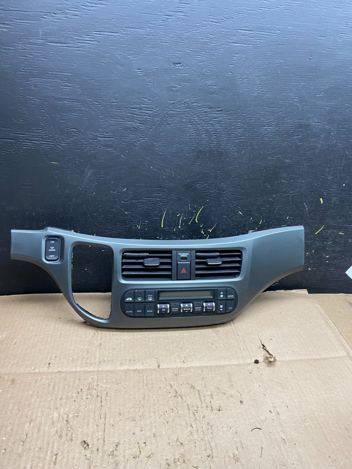 2005 to 2010 Honda Odyssey  Radio Climate Control Dash Trim Bezel Y5424 DG0